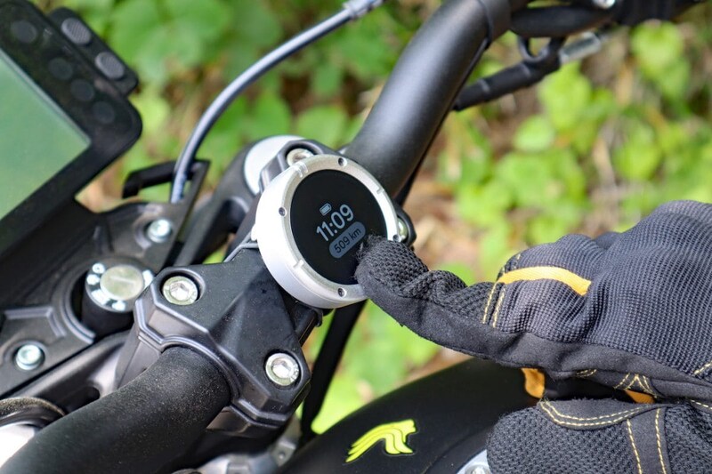 グローブをした状態でも操作がしやすいクリックボタンを採用