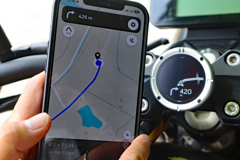 目的地を設定すると本体にもシンプルな経路が表示される