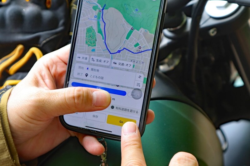 スマートフォンのアプリで目的地を決めてスタート