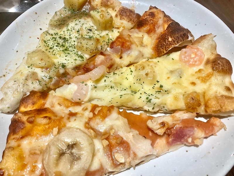 シェーキーズ、生地は毎日お店で手づくり、サクッとクリスピーな食感