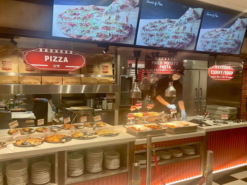 シェーキーズ、常時10種類以上の焼きたてピザが並ぶビュッフェ台は圧巻！
