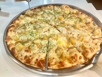 【ピザにバナナ×チリソース!?】シェーキーズの“想像を超える”スウェーデンフェア限定メニューが天才すぎた！実食レポ