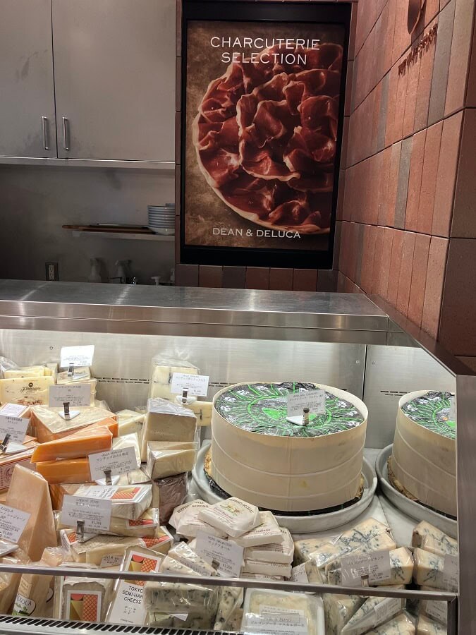 ショーケースには、伝統を守り続ける優れた生産者のシャクータリー（肉加工品）や、良質で鮮度の高いミルクから作られたチーズが！