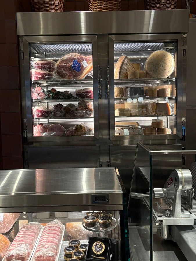 ショーケースには、伝統を守り続ける優れた生産者のシャクータリー（肉加工品）や、良質で鮮度の高いミルクから作られたチーズが！