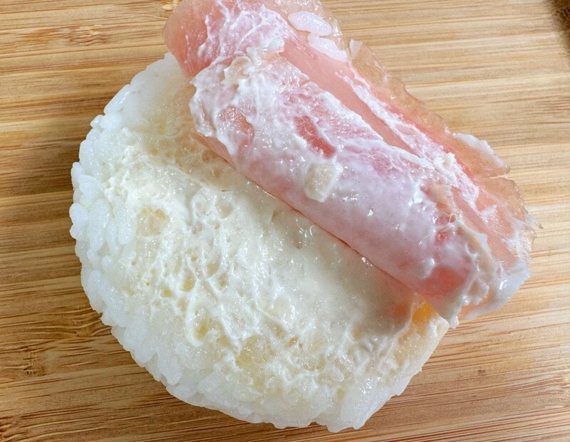 オニオンマヨのまろやかさな味わいと生ハムの塩気が、酢飯と絶妙にマッチしていて、予想以上に食べやすい！