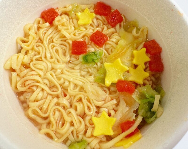 トマトとチキンがベースのクリーミーなスープに、星型のかまぼこ、トマト、キャベツがトッピング！