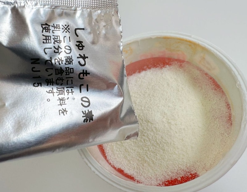 ここに「しゅわもこの素」の入れてストローでかき混ぜていくと……。
