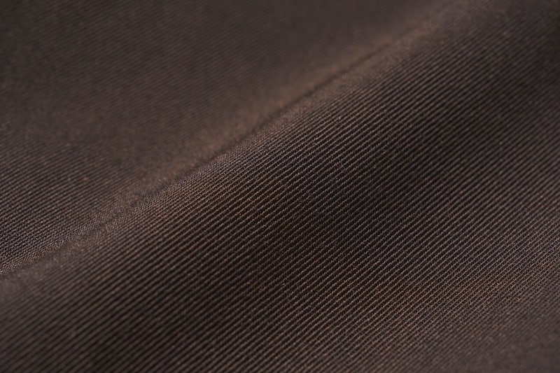 高密度ツイル素材を使った適度なハリとしなやかさ