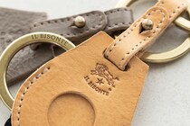 【レザー×IoTガジェットの相性は？】イル ビゾンテからバケッタレザー製の「AirTag」用ケース登場