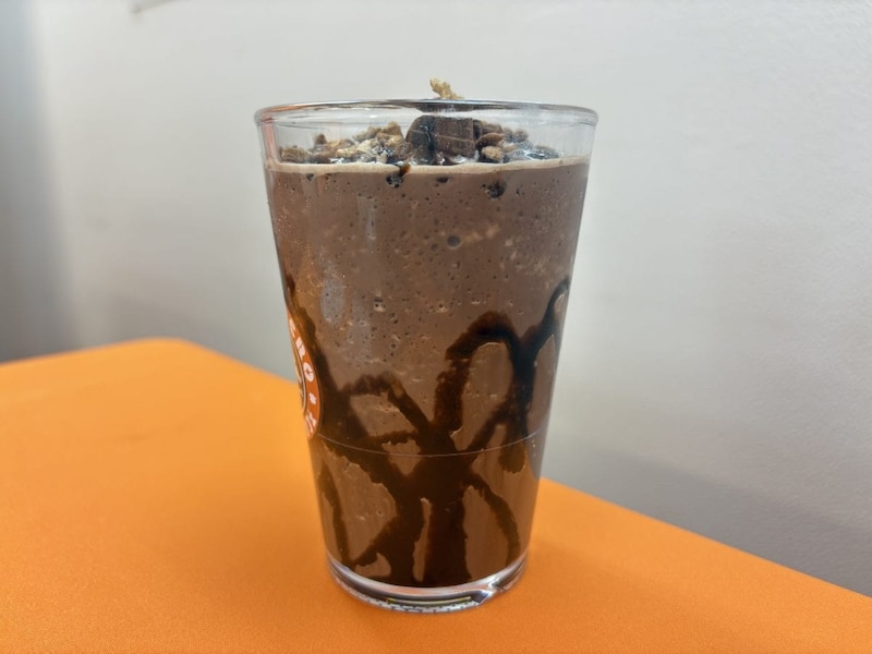 グラスの内側に回しかけられたチョコレートソースも良いアクセント