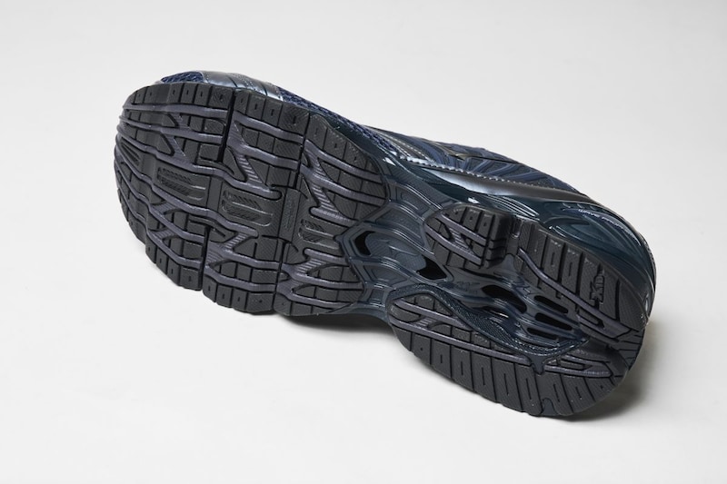 耐久性に優れたアウトソール素材を採用