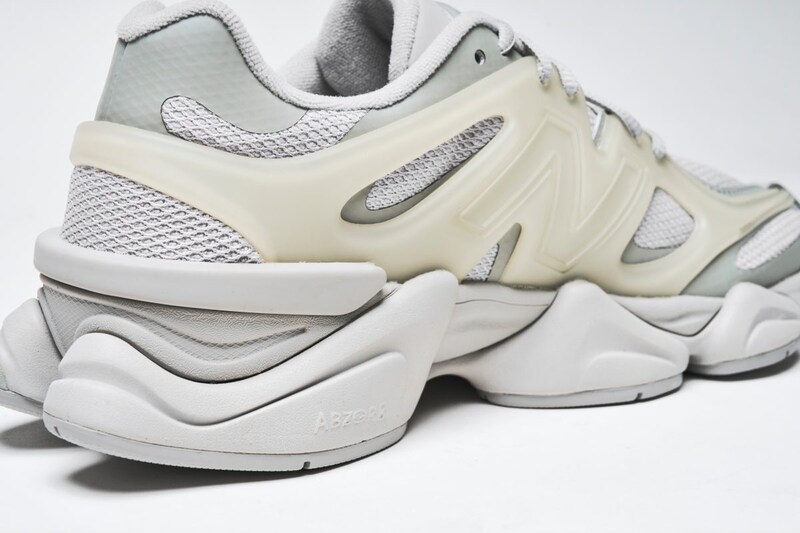 ABZORBとSBS緩衝材を搭載した二重密度のミッドソールを採用