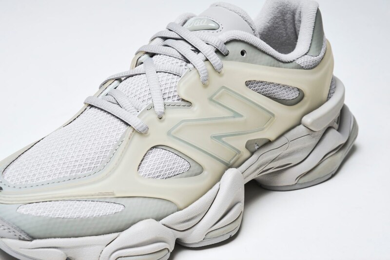 アッパーには半透明な硬質素材も組み合わせ、Y2Kの未来的で視覚的なテクノロジーの美学を表現