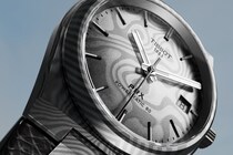 【唯一無二の機械式時計】ティソPRXの最新作は“初のダマスカス鋼”をまとって新たな高みへ！