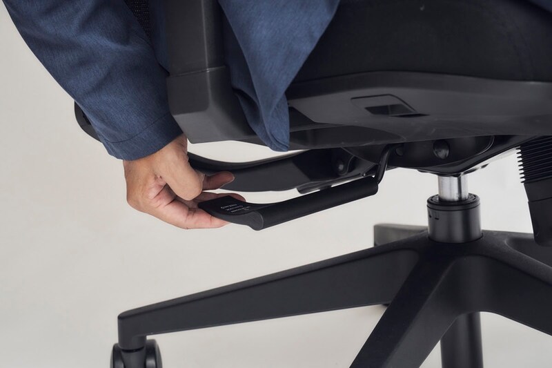 ロッキングレンジ調節と座面の高さの調節が可能