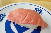 【くら寿司で“とろ”ける至福体験】300円の熟成中とろ他 贅沢ネタが勢ぞろい！「極上とろとまぐろ」フェア＆ブラックフライデー限定“黒”スイーツを最速レポ