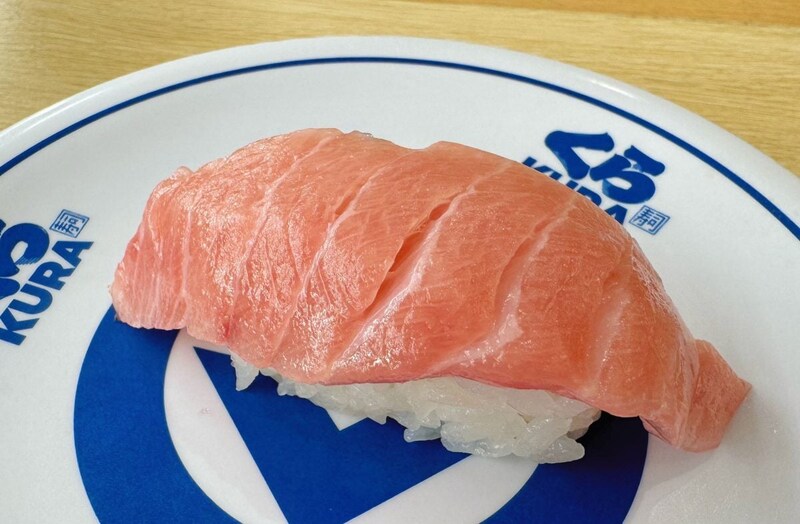 【くら寿司で“とろ”ける至福体験】300円の熟成中とろ他 贅沢ネタが勢ぞろい！「極上とろとまぐろ」フェア＆ブラックフライデー限定“黒”スイーツを最速レポ