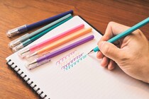 【累計500万本超えを達成】発色・速乾性が地味にすごい「ぺんてるのお化けペン」ほか、文具好きライターがNo.1ペン4選を徹底レポート