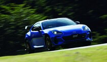 【抽選必至のコンプリートカー降臨】限定300台のスバルBRZ！レース由来のバランスドFA24搭載で走りを刷新した「STI スポーツ タイプ RA」誕生