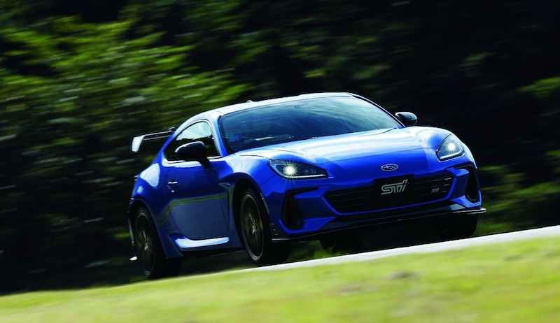【抽選必至のコンプリートカー降臨】限定300台のスバルBRZ！レース由来のバランスドFA24搭載で走りを刷新した「STI スポーツ タイプ RA」誕生
