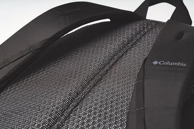 蒸れにくく快適な背面パッドを装備