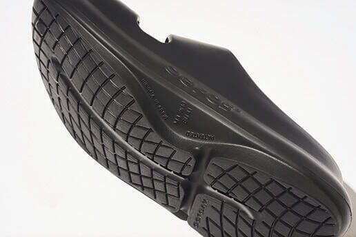 ウーフォス OOmega OOyea　「衝撃の反発を抑え足と関節への負担軽減」