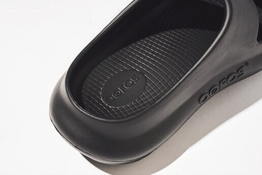 ウーフォス OOmega OOyea　「独自のフットベッドがストレス軽減」