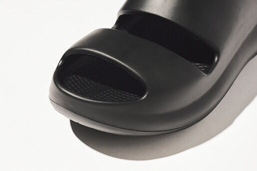 ウーフォス OOmega OOyea　「つま先ガードで街履きしやすい！」