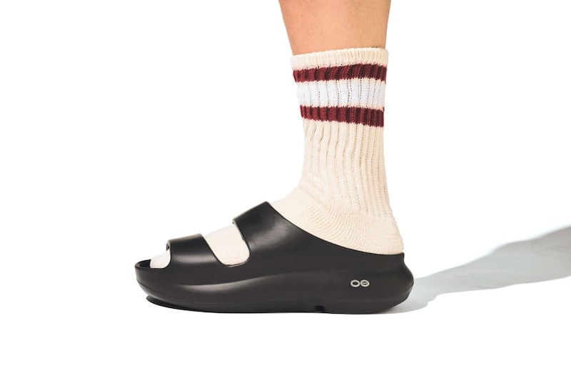 「履くだけで足の疲れを癒やす！」ウーフォス・ホカ・テリックなど、“今狙うべき”最新リカバリーサンダル4選を徹底解説