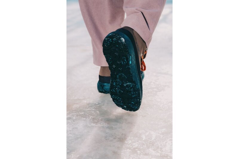 アウトソールには独自の防滑機能「オムニグリップ アイス」を採用