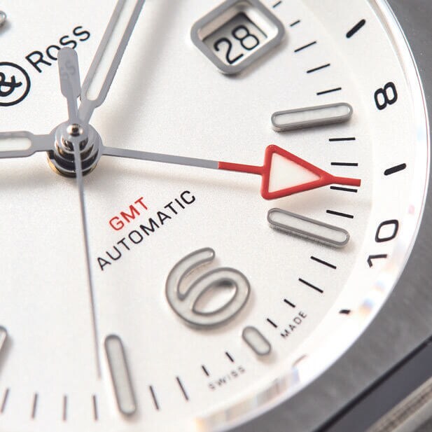 フランジには24時間表示もされているため、第二時間帯を一目で確認できる