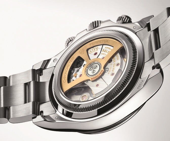 垂直クラッチ機構により、精度を落とすことなく、クロノグラフを長時間作動することができる