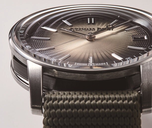 ダブルカーブの反射防止加工サファイアガラスを採用し視認性も高い