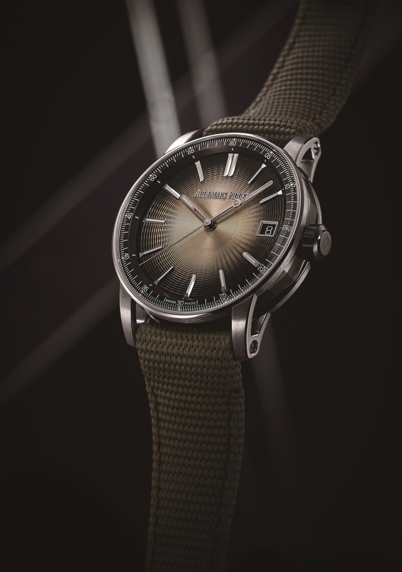 1. アースカラーに知性をプラスしたラグジュアリー×ミリタリーな1本