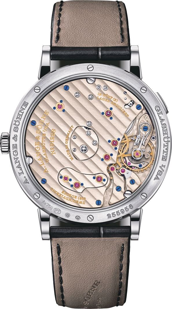 ゼンマイを2つ重ねたツインバレルを使用しているが香箱は1つに収めている