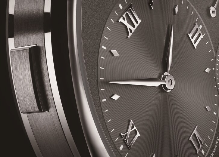 時刻表示をオフセンターに配しているのもグランド・ランゲ1の特徴