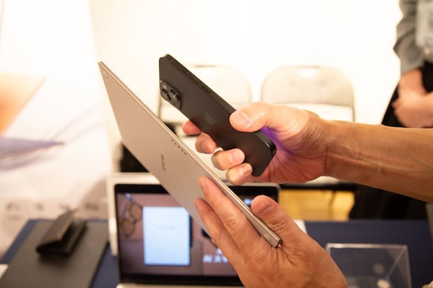 スマホより薄く、厚さ4.2mmの超薄型設計を実現