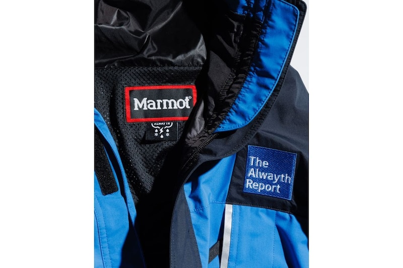 ボディ部裏にメッシュ、フードと袖裏にシルキーなタフタ生地を採用