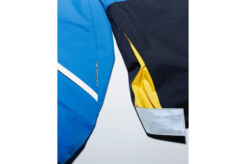 裾とフード口はオルウェイズでお馴染みのリフレクティブバンジーコードでフィット感の調整を可能に