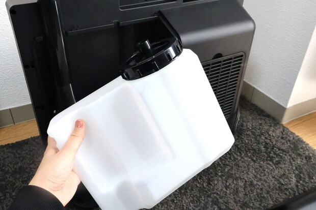 左上部分のカバーを外すとタンクが出てくる