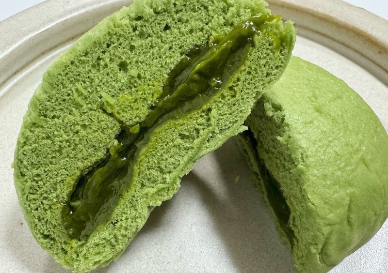 もっちりとした抹茶生地の中には、とろっと濃厚な抹茶チョコクリームがつまっています