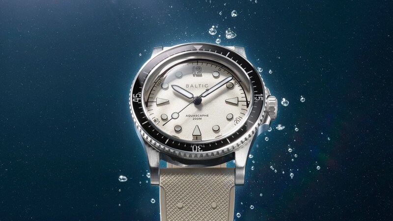 前作のサンドイッチダイヤルを廃し、立体的なルミキャストインデックスを新採用