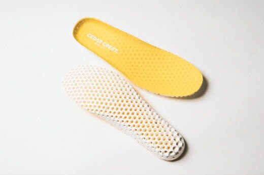 ムレを軽減するハニカム形状インソール採用
