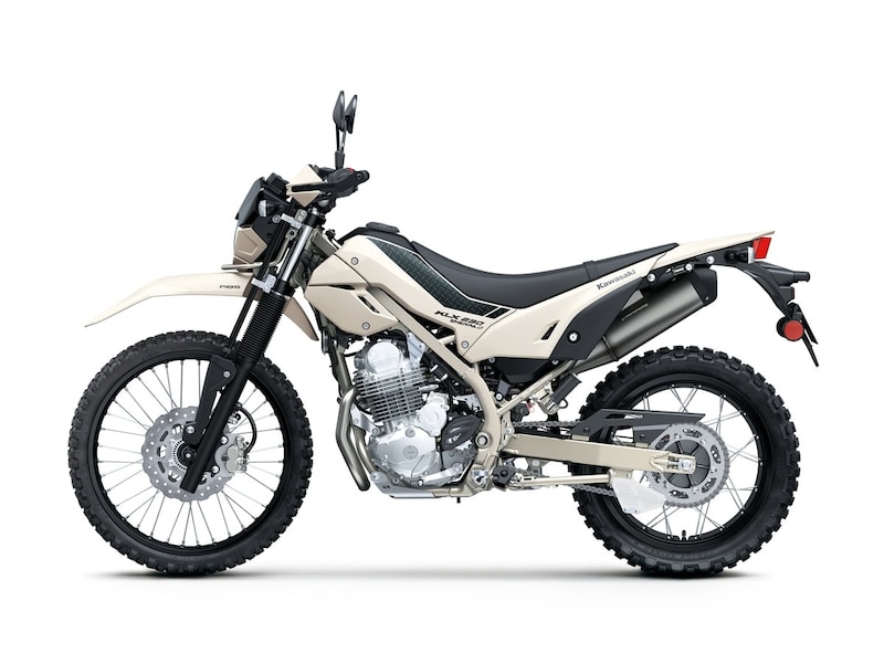 「KLX230 SHERPA S」はシート高が825mmなので足つき性がよい高いマルチパーパスモデル