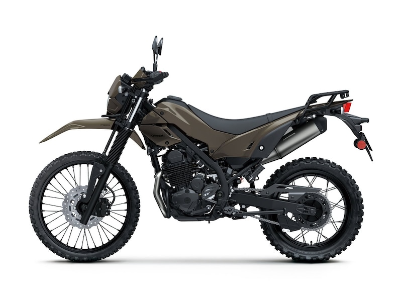 「KLX230 DF」は転倒時の安心感を高めるエンジンガードを標準装備