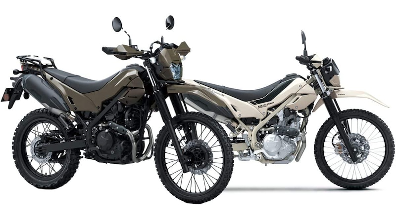【カワサキの新型バイク】アウトドアギアを思わせるデザインもいい!足つき性を向上の「KLX230 SHERPA S」と無骨な「KLX230 DF」が新登場