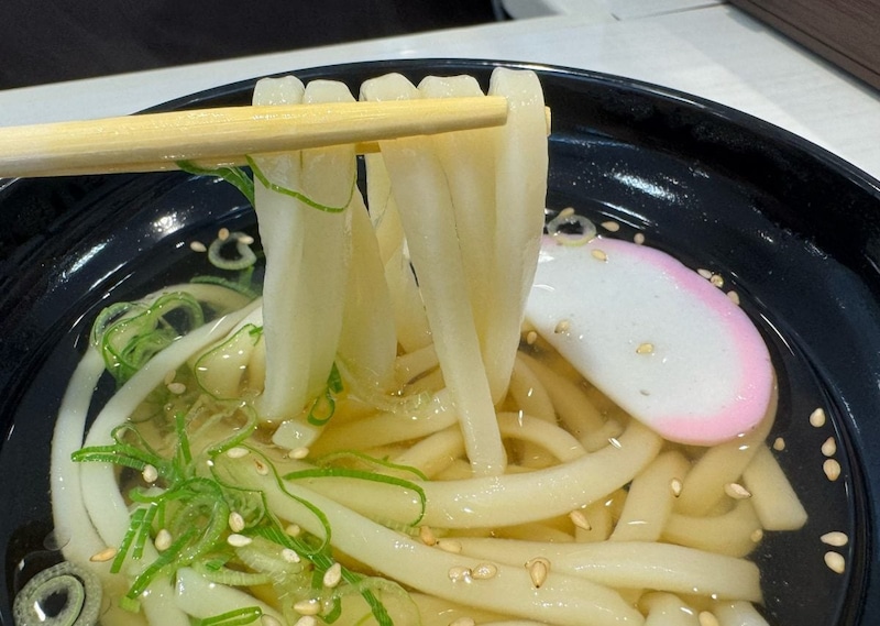 出汁の効いた優しい味わいのスープに、程よい太さでコシのあるうどんが良くあう