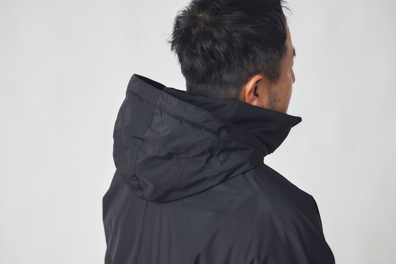 収納可能なフードも装備