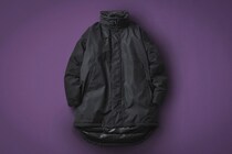 【暖かすぎる快適アウター】ニューバランスのよさが凝縮「ブラックアウト フィールドパデッドコート」がずば抜けている！／No.1モノ雑誌編集長のお墨付き『コレ買いです』Vol.137