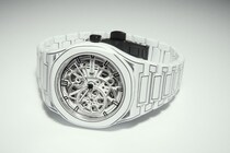 【スケルトンウォッチの到達点】“D1ミラノ”が魅せる洗練の白と重厚な黒。新作2モデルが織りなす機械式の美に最注目